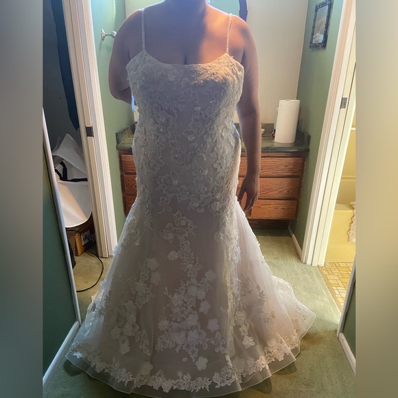 Oleg Cassini 22W Ivory 3D Floral Ballerina  Wedding Dress - Picture 8 of 13